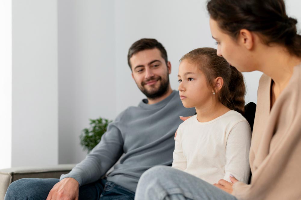 Padres conversando con una mediadora familiar en Valencia