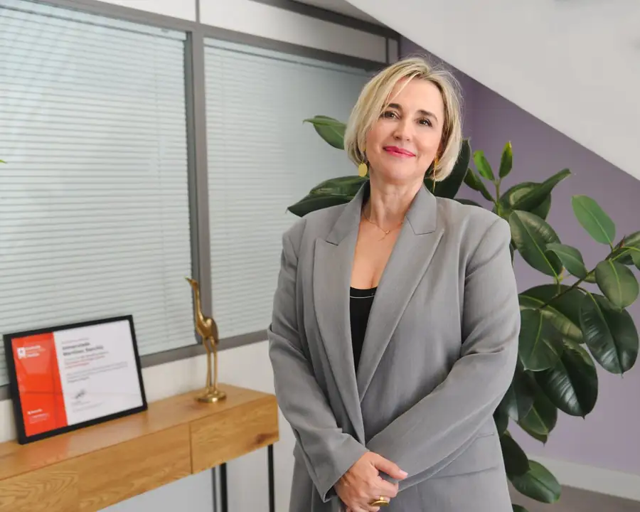 Inma Martínez en su consulta, junto a su certificado de Doctoralia
