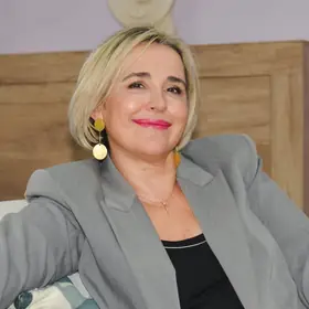 Inma Martínez sonriendo en la consulta